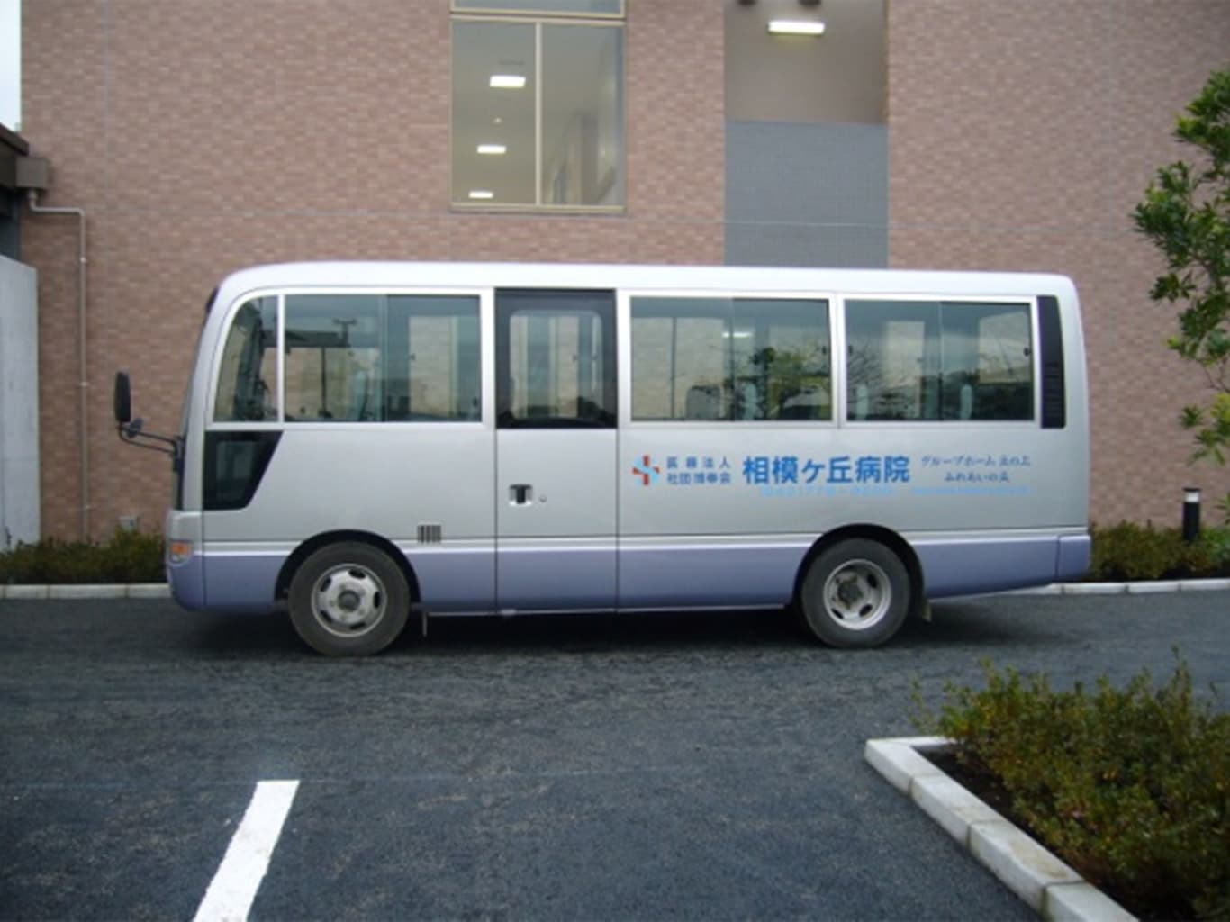 ２５人乗り送迎バス（マイクロバス）